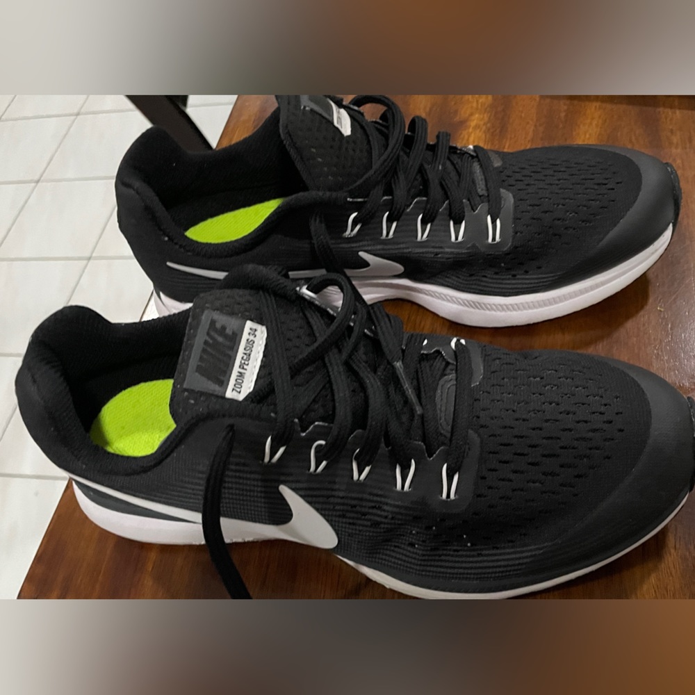 Nike Zoom Pegasus 33, size 7, big boys. Never worn!!